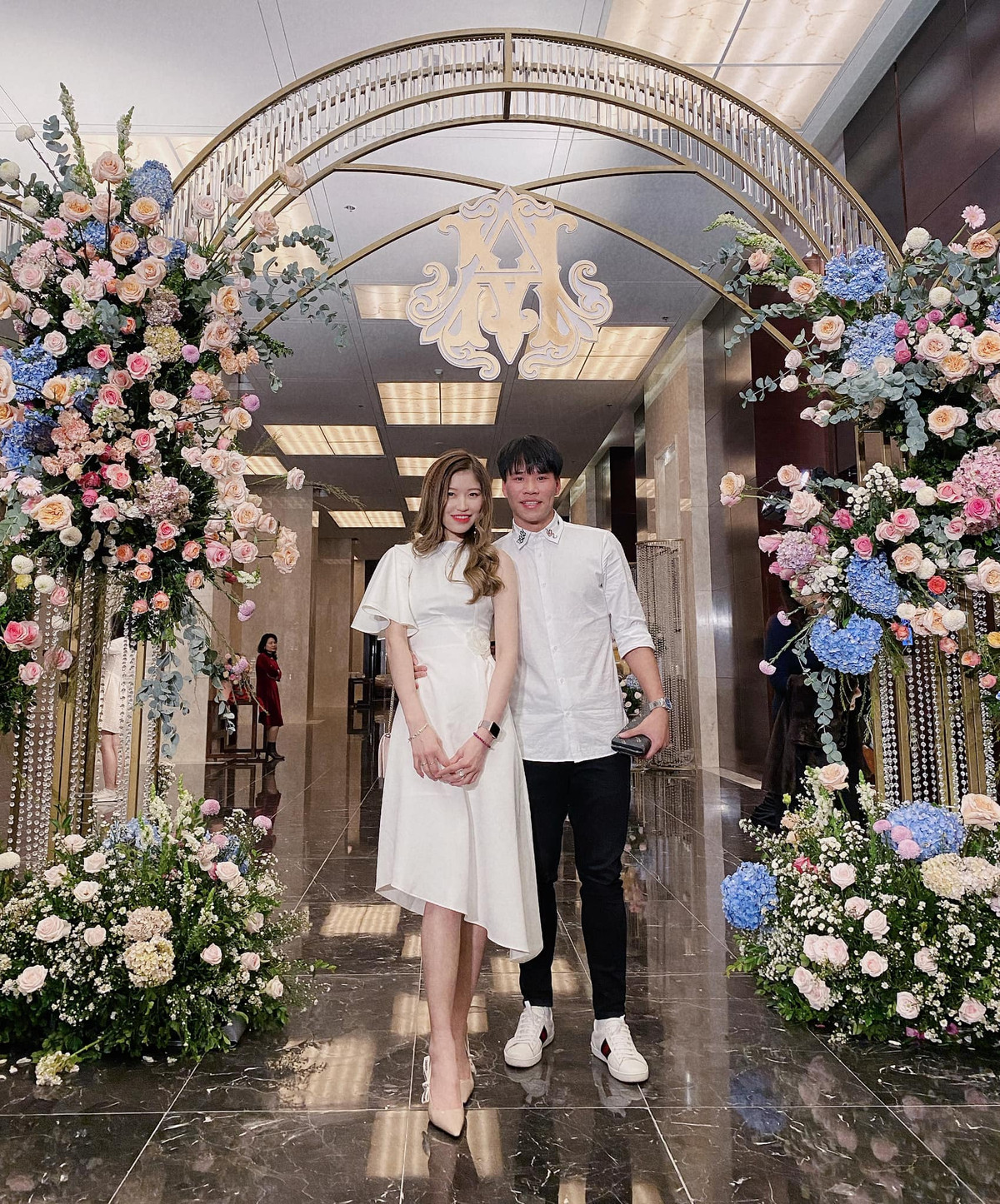 Cũng giống như Quỳnh Anh, Vóc Đỗ yêu thích hàng hiệu, trên trang cá nhân, cô nàng thường xuyên khoe khoảnh khắc đập hộp túi, giày đến từ các thương hiệu đình đám như Dior, Chanel, Louis Vuitton,....Bởi vậy cô nàng được biết đến là một nàng WAGs giàu có không kém gì các Rich Kid.