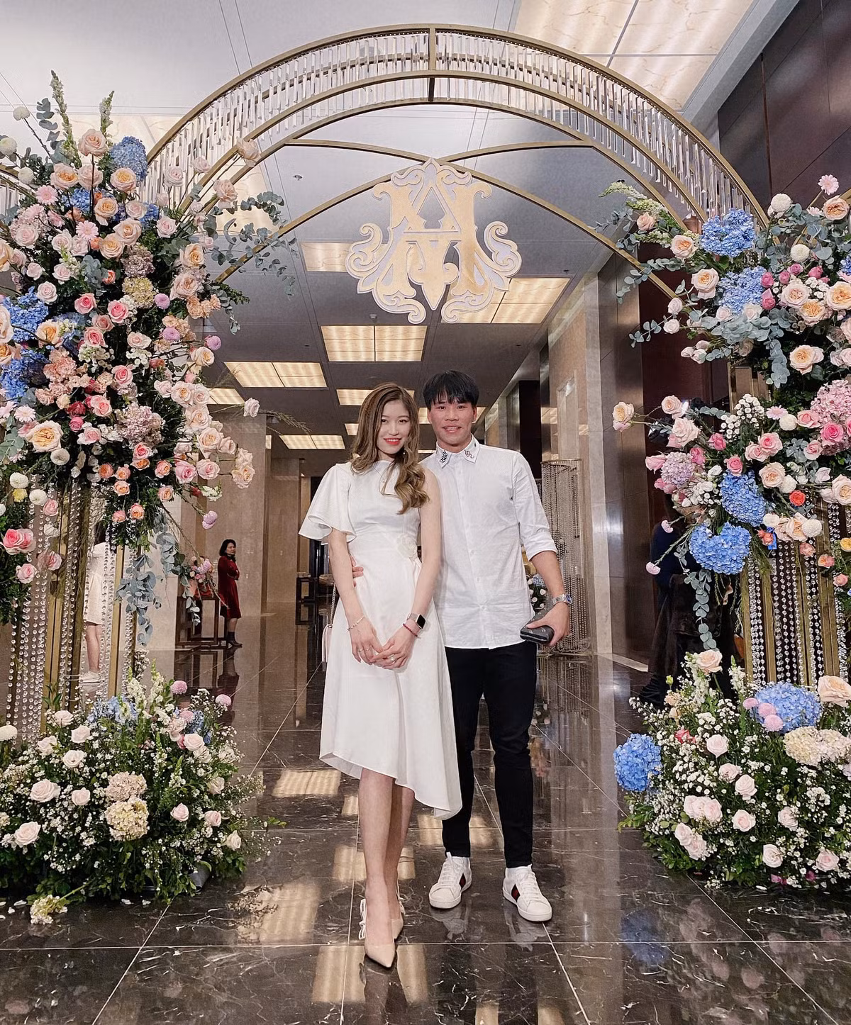 Cũng giống như Quỳnh Anh, Vóc Đỗ yêu thích hàng hiệu, trên trang cá nhân, cô nàng thường xuyên khoe khoảnh khắc đập hộp túi, giày đến từ các thương hiệu đình đám như Dior, Chanel, Louis Vuitton,....Bởi vậy cô nàng được biết đến là một nàng WAGs giàu có không kém gì các Rich Kid.