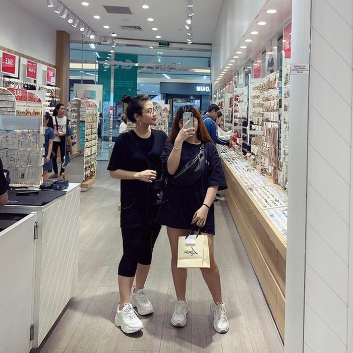 "Vẻ ngoài không chỉ khiến người ta có thiện cảm hơn với bạn mà còn khiến chính bạn vui vẻ, tự tin, hạnh phúc hơn khi thấy bản thân xinh đẹp, rạng rỡ. Vì vậy, việc chăm sóc bản thân là rất quan trọng mà ai cũng nên làm" - Vân chia sẻ.