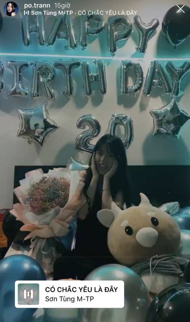 Dường như hot girl này đã đón tuổi mới thật vui với một bữa tiệc được tổ chức lãng mạn có hoa, quà và cả bóng bay. Chưa hết, cô nàng còn khoe được ai đó tặng giày và túi.