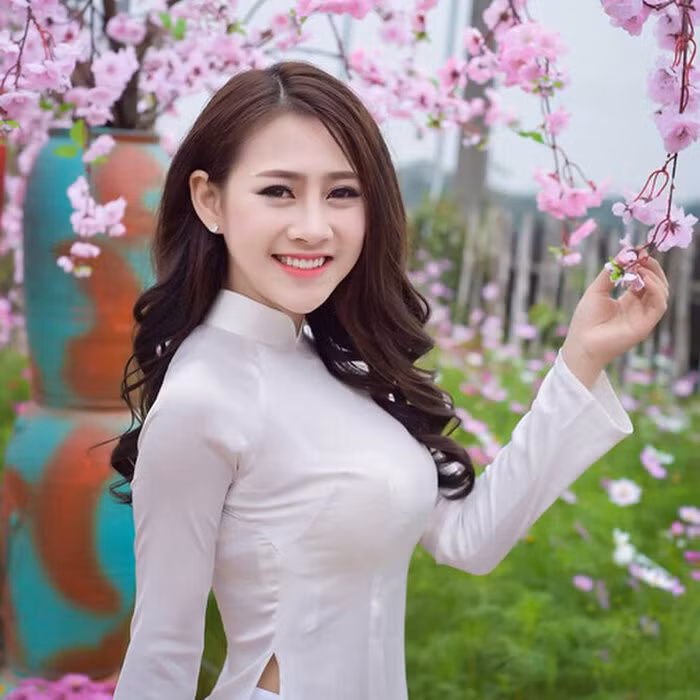 Yến Xôi tên thật Đinh Hải Yến, sinh năm 1993 có lẽ là cái tên quá quen thuộc đối với cộng đồng mạng. Cô nàng được khán giả biết đến khi là thành viên của nhóm hài đình đám Kem Xôi.