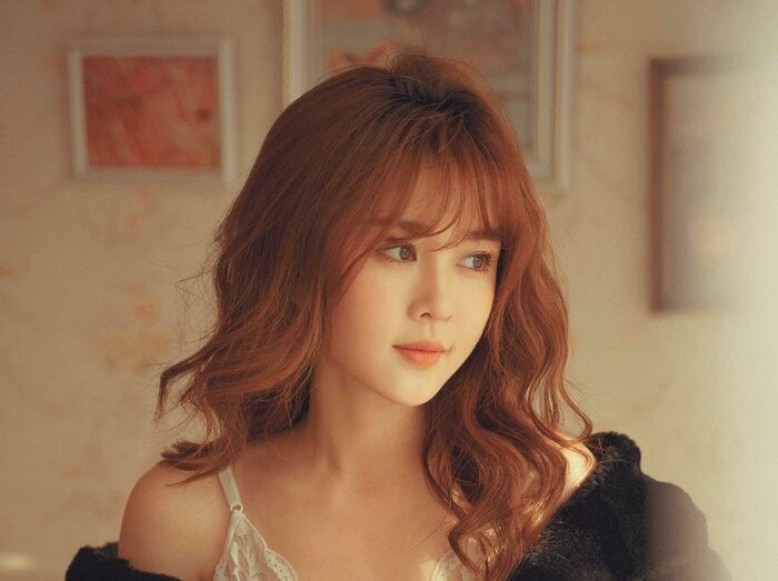 Với ngoại hình xinh xắn như búp bê, nước da trắng ngần, khuôn mặt ăn ảnh giúp cô nàng gốc Gia Lai nhận được nhiều hợp đồng quảng cái từ các thương hiệu thời trang nổi tiếng tại TP. HCM.