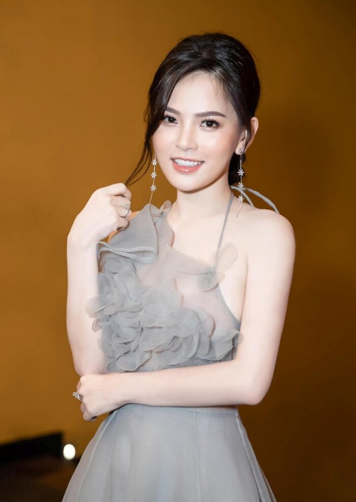 Hot girl Phi Huyền Trang cũng là cô nàng khá nổi trong loạt phim hài Ghiền Mì Gõ. Cô nàng cũng tham gia diễn xuất trong nhiều dự án phim điện ảnh, truyền hình như: Săn vàng, Mắt lụa, Lời nguyền gia tộc…