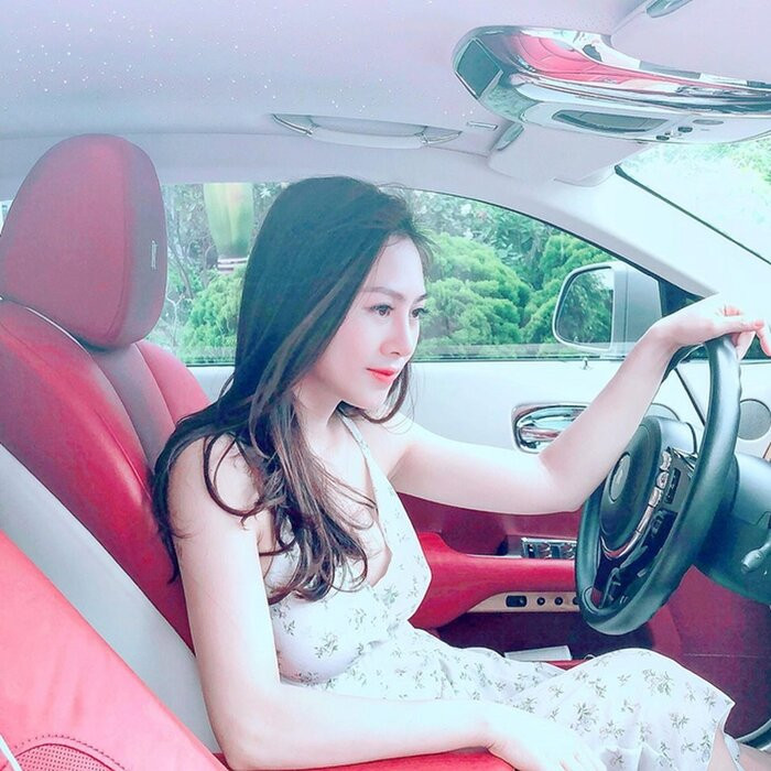 Theo đó, không chỉ có nhà đẹp, cựu thành viên nhóm Kem Xôi còn sở hữu xế hộp, hàng hiệu đắt tiền. Cô chia sẻ hai vợ chồng hiện sở hữu một chiếc Rolls-Royce màu trắng 25 tỷ và một chiếc Range Rover màu đen trị giá 7 tỷ đồng.