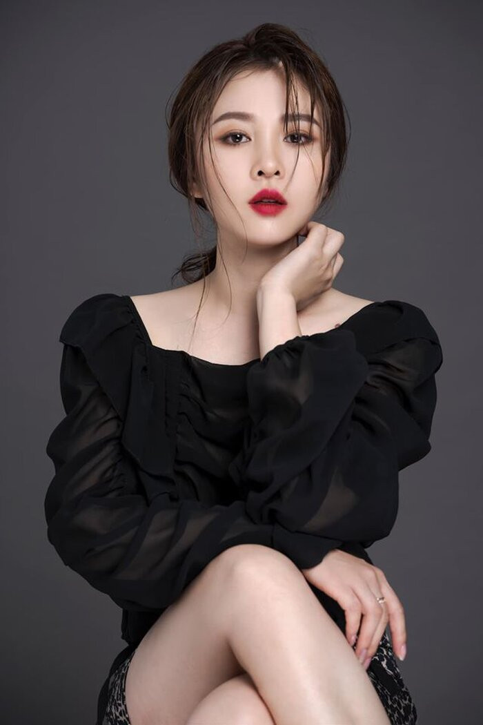 Ribi Sachi tên thật là Thủy Nguyễn, sinh năm 1990. Cô là người đồng thành lập nhóm FAP TV và hiện có lượt theo dõi lớn trên các tài khoản xã hội.