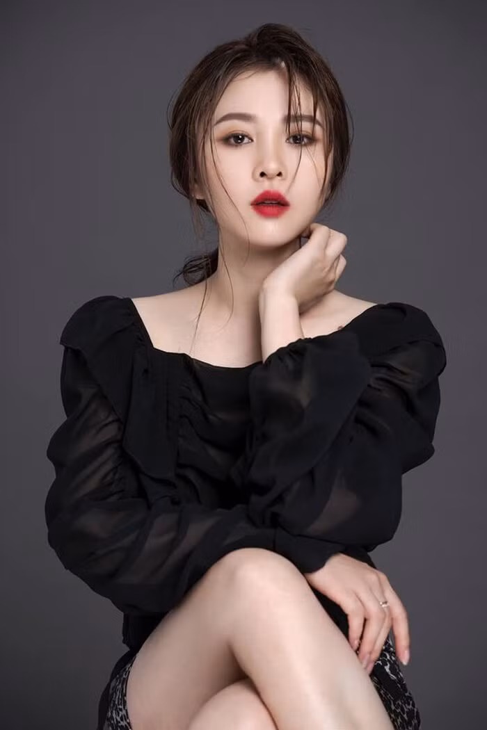 Ribi Sachi tên thật là Thủy Nguyễn, sinh năm 1990. Cô là người đồng thành lập nhóm FAP TV và hiện có lượt theo dõi lớn trên các tài khoản xã hội.