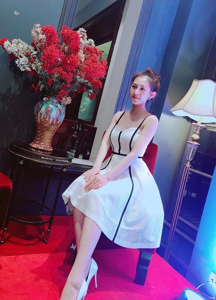 Ở độ tuổi 25, hot girl nhóm hài một thời nay đã trở thành hot mom, chẳng những có nhà đẹp mà còn sở hữu cả loạt xế sang.