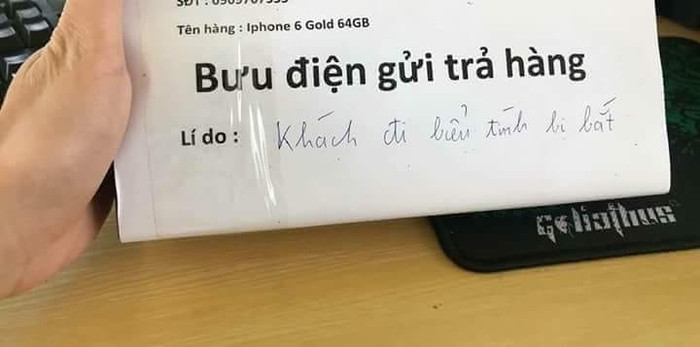 Lại tiếp tục thêm một trường hợp siêu khó đỡ mà shipper gặp phải. Mua hẳn iphone 6 mà đi biểu tình bị bắt thì dù muốn về nhận, khách hàng cũng đành "lực bất tòng tâm".