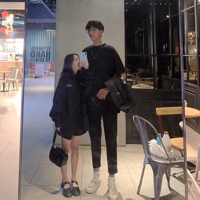 Được biết, ngoài chênh lệch chiều cao tận 42cm, Minh Toàn còn nặng hơn bạn gái những 30kg.