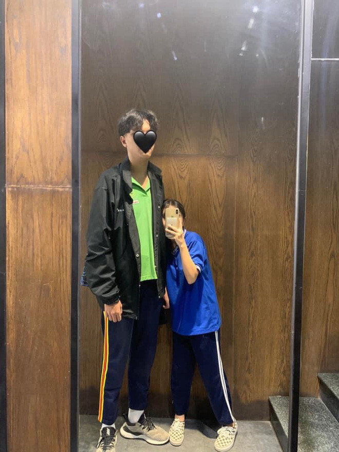 Với sự chênh lệch chiều cao khá lớn lên đến gần nửa mét, trong mỗi bức ảnh chụp chung cô nàng giống như người tí hon, còn chàng trai không khác gì gã khổng lồ vậy.