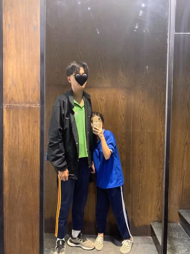 Với sự chênh lệch chiều cao khá lớn lên đến gần nửa mét, trong mỗi bức ảnh chụp chung cô nàng giống như người tí hon, còn chàng trai không khác gì gã khổng lồ vậy.