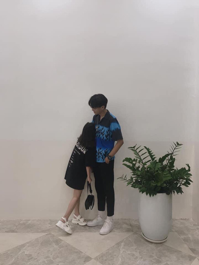 Đôi bạn trẻ bỗng dưng nổi tiếng sau khi chia sẻ chuyện tình đặc biệt khi chàng kém nàng 1 tuổi, và "phi công" đã chủ động cầm cưa chị mình bằng cách giả làm khách mua hàng.