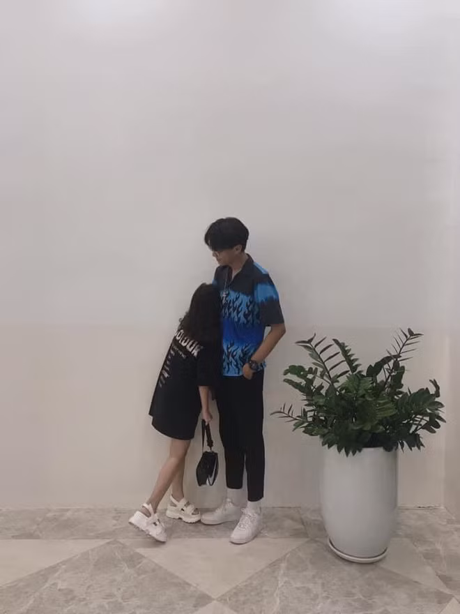 Đôi bạn trẻ bỗng dưng nổi tiếng sau khi chia sẻ chuyện tình đặc biệt khi chàng kém nàng 1 tuổi, và "phi công" đã chủ động cầm cưa chị mình bằng cách giả làm khách mua hàng.