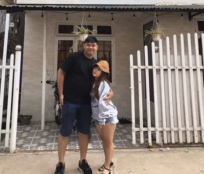 Trước đây, trên mạng xã hội cũng nổi lên cặp đôi đũa lệch của chàng 1,84 m và nàng 1,48 m tại Đồng Nai là Nguyễn Trung Hiếu (sinh năm 1996) và Bùi Thị Tuyết Hạnh (sinh năm 1998).