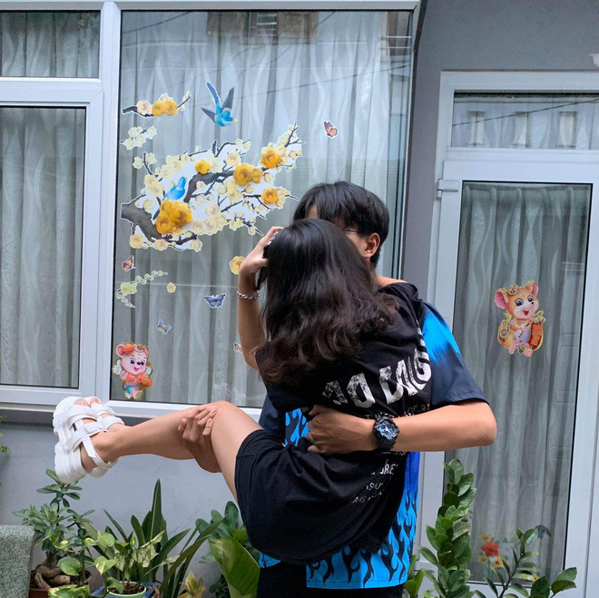 Nam chính là Hà Minh Toàn cao 1m90 còn nữ chính là Tuyết Di chỉ cao vỏn vẹn 1m48. Cặp đôi này đến từ Bình Dương.