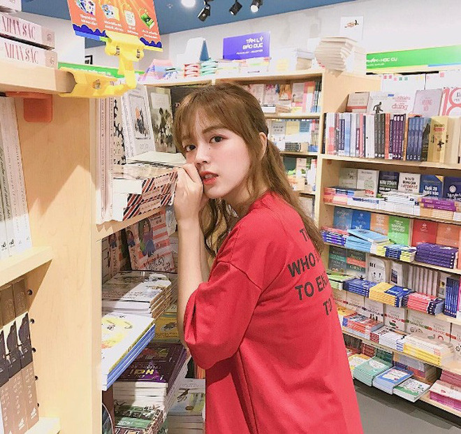 Bên cạnh việc học tập, Châu Thư còn làm mẫu ảnh cho nhiều shop thời trang tại Sài Gòn.