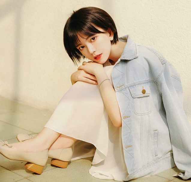 Cô nàng có phong cách đa dạng từ trẻ trung, năng động cho đến nữ tính, quyến rũ.