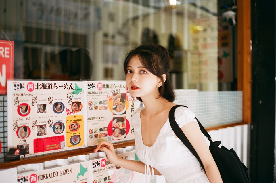 Cô bạn bị nhầm là gái xinh Trung Quốc có tên là Võ Xuân Châu Thư, sinh năm 1998. Hiện tại, 9X theo học chuyên ngành Kinh doanh quốc tế, Đại học Hoa Sen, TP.HCM