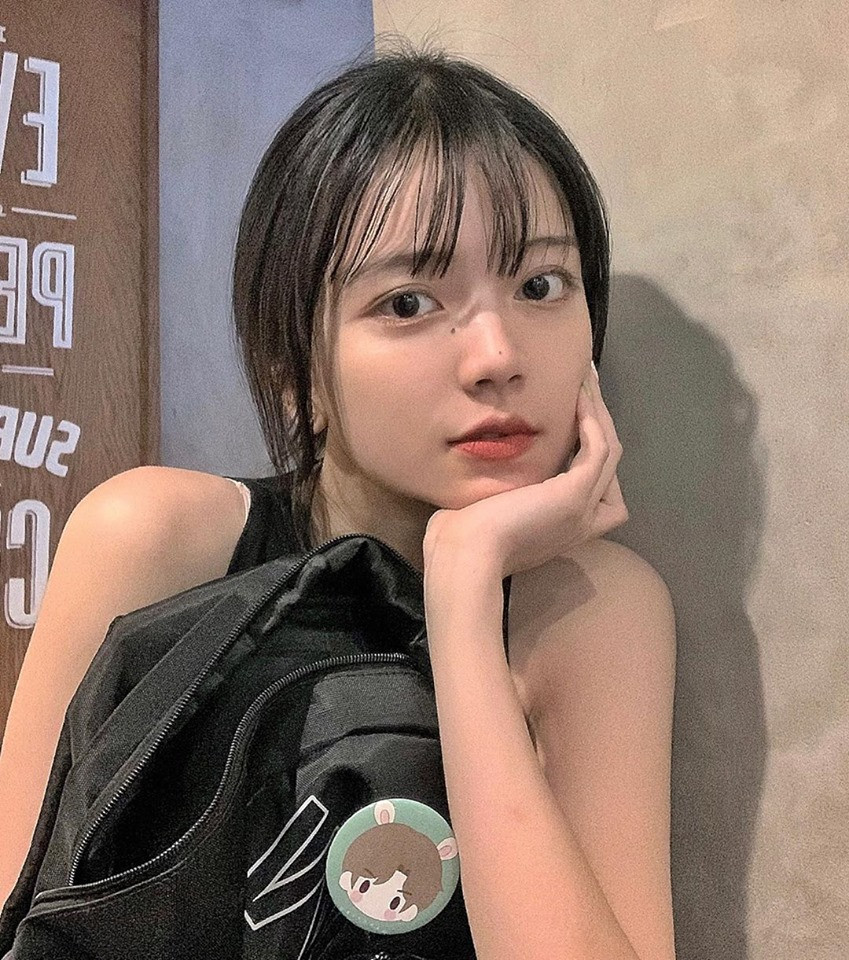 Những hình ảnh về cô bạn xinh xắn như búp bê này khi được đăng tải đã khiến cư dân mạng khá tò mò vì nghĩ cô là hot girl Trung Quốc.