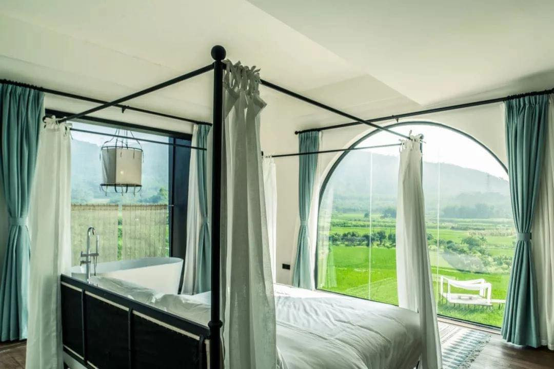 Căn nhà có tổng cộng ba tầng rưỡi, diện tích hơn 700 mét vuông, thiết kế và cải tạo tốn gần 20 tỷ đồng. Nhiều vật dụng trang trí trong nhà được hội bạn gái mang về từ những chuyến du lịch khắp thế giới, chẳng hạn như những tấm thảm đầy màu sắc, những món đồ trang trí nhỏ trên bàn cạnh giường ngủ…