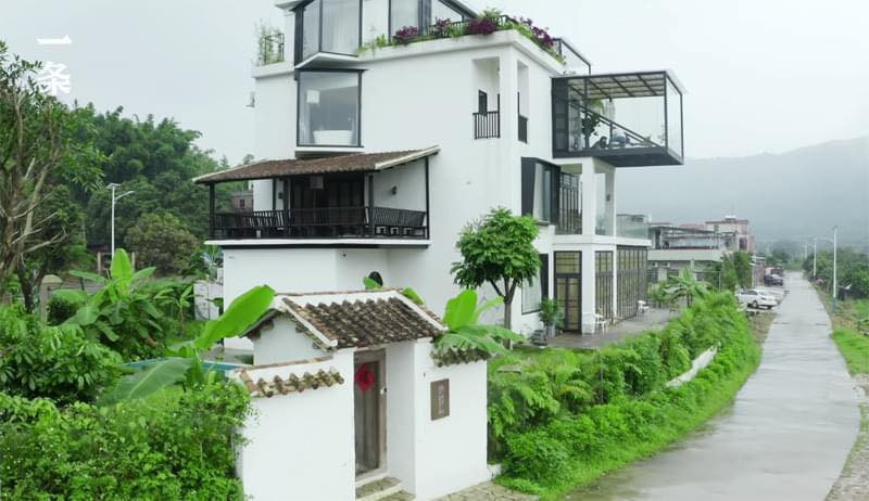 Biệt thự trắng của hội chị em nằm ở ngôi làng nhỏ tên Nam Khanh, chỉ mất một giờ lái xe từ trung tâm thành phố Hàng Châu. Khi lái xe vào, bạn có thể nhìn thấy một ngôi nhà kính trắng từ xa rất đẹp.