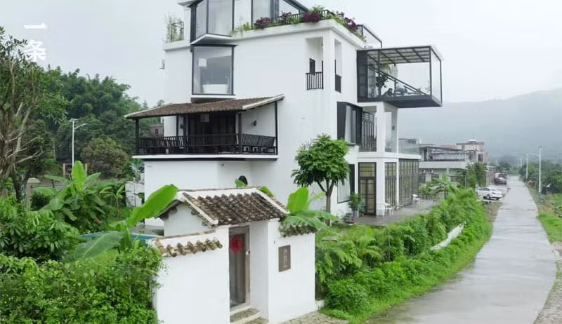 Biệt thự trắng của hội chị em nằm ở ngôi làng nhỏ tên Nam Khanh, chỉ mất một giờ lái xe từ trung tâm thành phố Hàng Châu. Khi lái xe vào, bạn có thể nhìn thấy một ngôi nhà kính trắng từ xa rất đẹp.