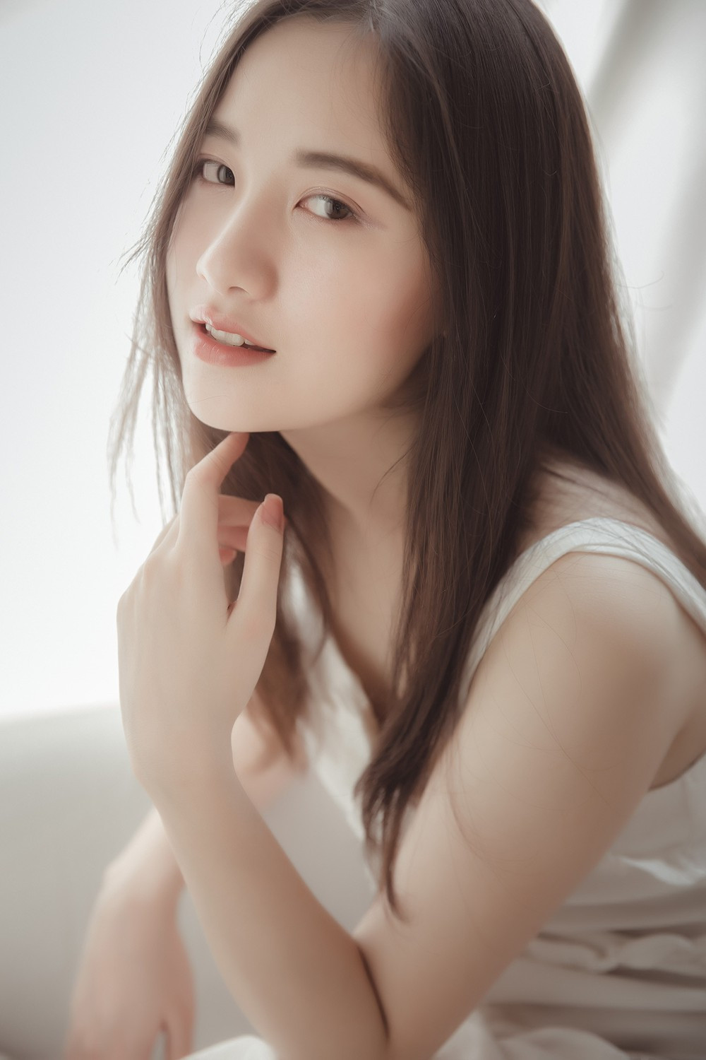 Trong những nữ sinh của Học viện Ngoại giao thì cái tên Nguyễn Ngọc Anh không thể không nhắc đến. Cô nàng đã giành vị trí Á khôi 2 cuộc thi Hoa khôi Ngoại giao – Miss DAV diễn ra cách đây chưa lâu.