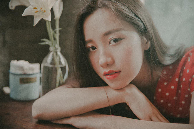 Ngọc Anh lại gây ấn tượng bởi nhan sắc nhẹ nhàng, dịu dàng, đặc biệt là trong những bức ảnh đời thường. Vẻ đẹp trong trẻo này đã khiến nhiều người gọi cô nàng là "nàng thơ" của Học viện Ngoại giao. Mời quý độc giả đón xem thêm video Gặp nữ sinh xứ Nghệ "nói 7 thứ tiếng" - Nguồn: Youtube