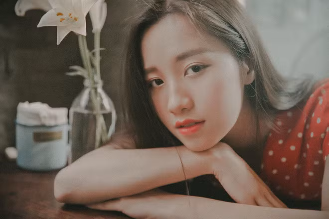 Ngọc Anh lại gây ấn tượng bởi nhan sắc nhẹ nhàng, dịu dàng, đặc biệt là trong những bức ảnh đời thường. Vẻ đẹp trong trẻo này đã khiến nhiều người gọi cô nàng là "nàng thơ" của Học viện Ngoại giao. Mời quý độc giả đón xem thêm video Gặp nữ sinh xứ Nghệ "nói 7 thứ tiếng" - Nguồn: Youtube