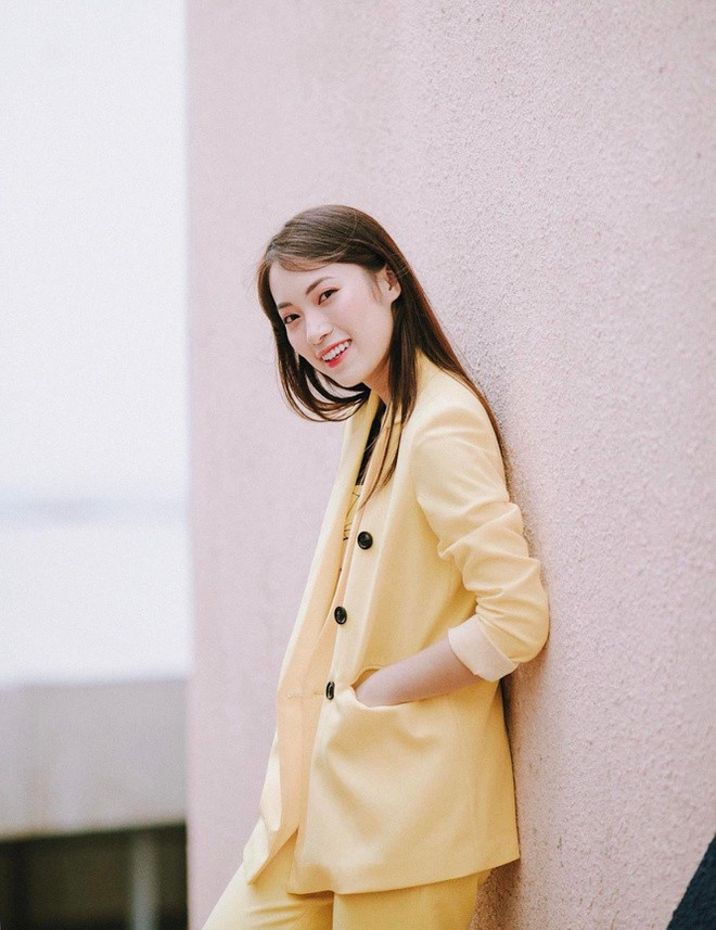 Khánh Vy không chỉ xinh đẹp, tài năng mà còn cực kỳ khéo léo và hoạt ngôn. Cô nàng đã từng thể hiện mình trong vai trò dẫn chương trình cho bản tin thời sự quốc tế trên đài VTC1, 8 IELTS và Crack’em up – hai chương trình học thuật về tiếng Anh trên sóng VTV7 – và một số show khác.