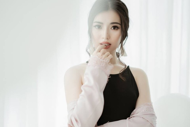 Ngô Khánh Linh là Hoa khôi Học viện Ngoại giao năm 2016 sở hữu “profile” đẹp khi có 12 năm liền đạt học sinh giỏi, khả năng giao tiếp lưu loát bằng tiếng Anh. Cô nàng còn gây chú ý khi đại diện hơn 3.000 sinh viên đối thoại với tỷ phú Jack Ma tại Hà Nội vào tháng 11/2017.