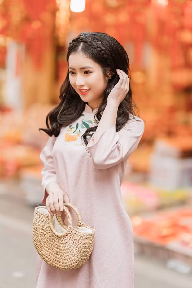 Khánh Linh thường xuyên tham gia các hoạt động xã hội và các CLB trong trường để tích lũy kinh nghiệm. Ngoài ra, cựu Hoa khôi còn sở hữu một shop quần áo và spa của riêng mình.