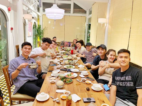 Nhóm bạn thân cầu thủ gồm Tiến Dũng, Tiến Dụng, Đức Chinh, Quang Hải và Việt Anh thường xuyên đi ăn với nhau.