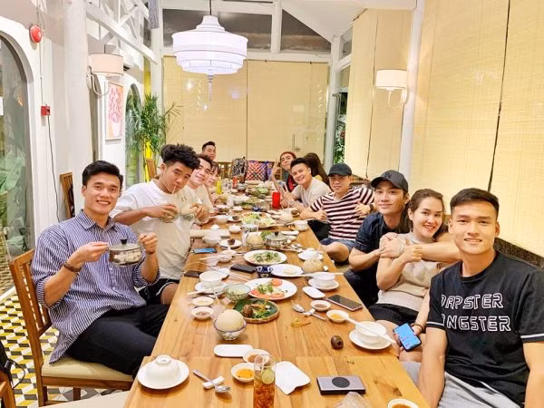 Nhóm bạn thân cầu thủ gồm Tiến Dũng, Tiến Dụng, Đức Chinh, Quang Hải và Việt Anh thường xuyên đi ăn với nhau.