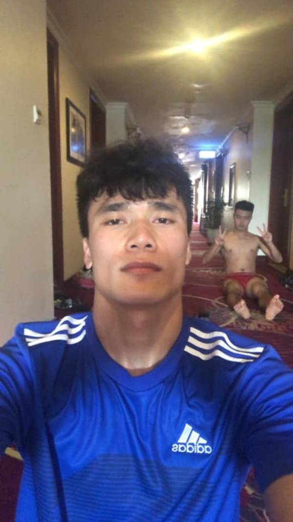 Trước thềm diễn ra VCK U23 Châu Á, Bùi Tiến Dũng có vẻ không mấy căng thẳng, Trên trang cá nhân, anh chàng thường xuyên chia sẻ hình ảnh vui chơi, mua sắm cùng các đồng đội.