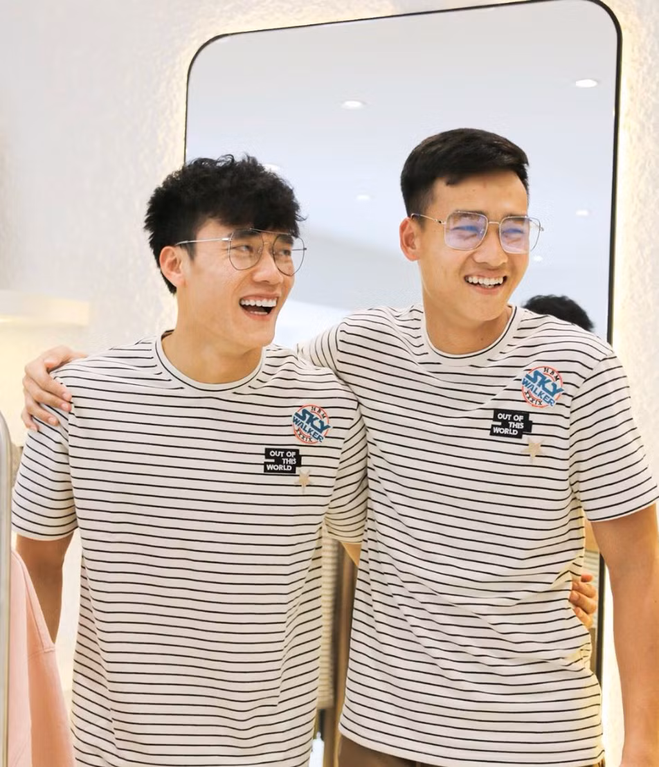 Bùi Tiến Dũng và Bùi Hoàng Việt Anh là hai anh em cực kỳ thân thiết trong đội hình tuyển U23 Việt Nam. Mùa giải V-League 2020, Bùi Hoàng Việt Anh sẽ tạm biệt CLB Hồng Lĩnh Hà Tĩnh để khoác áo CLB Hà Nội.