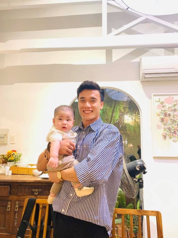 Thủ môn của CLB TP HCM khoe được lên chức bác. Anh viết trên mạng xã hội: "Nghe gọi Bác nó mới oách làm sao”.