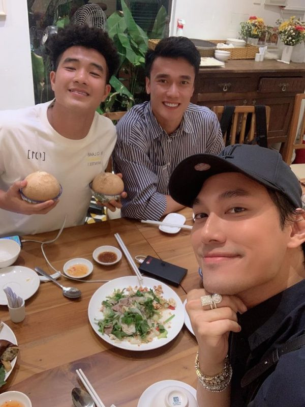 Có mặt tại TP HCM để tập luyện trước khi lên đường sang Thái Lan dự VCK U23 Châu Á, Bùi Tiến Dũng và các đồng đội tranh thủ "quẩy" nhiệt.