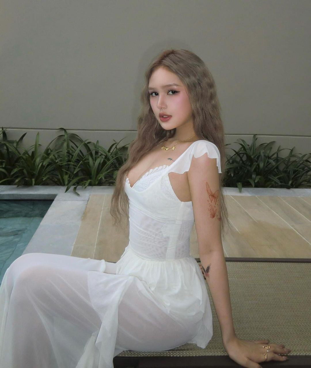 Xoài Non và Xemesis quen nhau từ cuối năm 2018 và đến tháng 2/20219, cả hai chính thức công khai mối quan hệ. Sau khi cưới, cô nàng được chồng thương yêu và chiều chuộng hết mực.