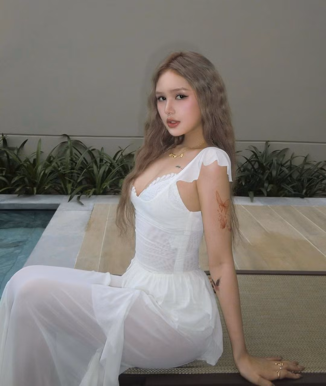 Xoài Non và Xemesis quen nhau từ cuối năm 2018 và đến tháng 2/20219, cả hai chính thức công khai mối quan hệ. Sau khi cưới, cô nàng được chồng thương yêu và chiều chuộng hết mực.