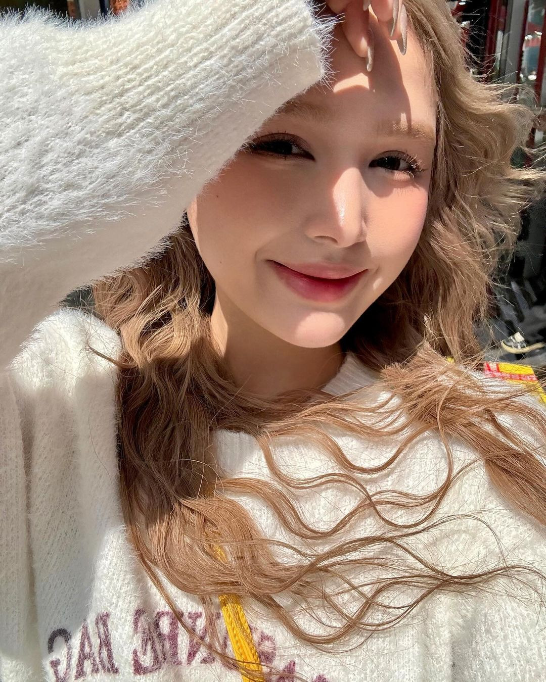 Xoài Non sở hữu nhan sắc xinh đẹp và có những đặc điểm khiến nhiều người lầm tưởng cô là con lai như sống mũi cao, đôi mắt sắc, làn da trắng. Tuy nhiên cô nàng khẳng định bố mẹ ruột mình là người Việt 100%.