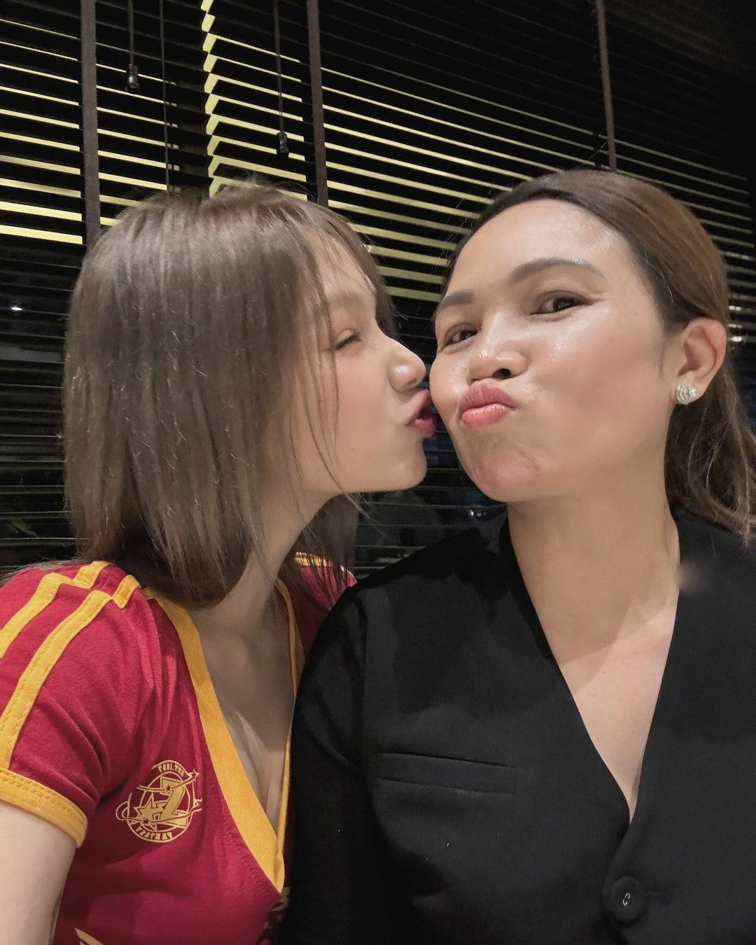 Mới đây, cô nàng đã đăng bức hình ôm ấp, đòi hôn đầy tình cảm với mẹ của mình kèm dòng trạng thái: "Mother’s love is peace. It need not be acquired, it need not be deserved" (Tạm dịch: tình yêu của mẹ là sự yên bình. Nó không yêu cầu bất cứ điều kiện nào, cũng chẳng cần phải tranh đấu để có thể xứng đáng)