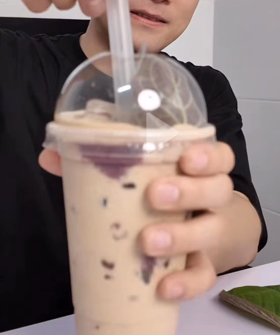 Netizen đã đua nhau "ném đá" kẻ đã sáng tạo ra thức uống kỳ cục này, lên án hành vi phí phạm thức ăn và bất chấp tất cả chỉ để "lấy tiếng".