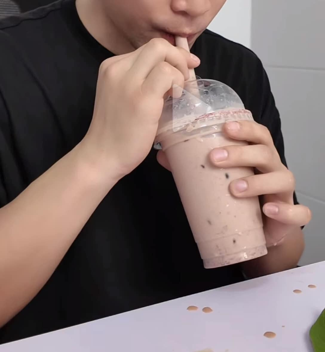 Nhiều người khá bất bình với cách sáng tạo món ăn kinh hoàng này: "Đừng đùa với sức khỏe của chính mình", "cứ uống đi rồi dạ dày bạn sẽ phải chịu tất cả".