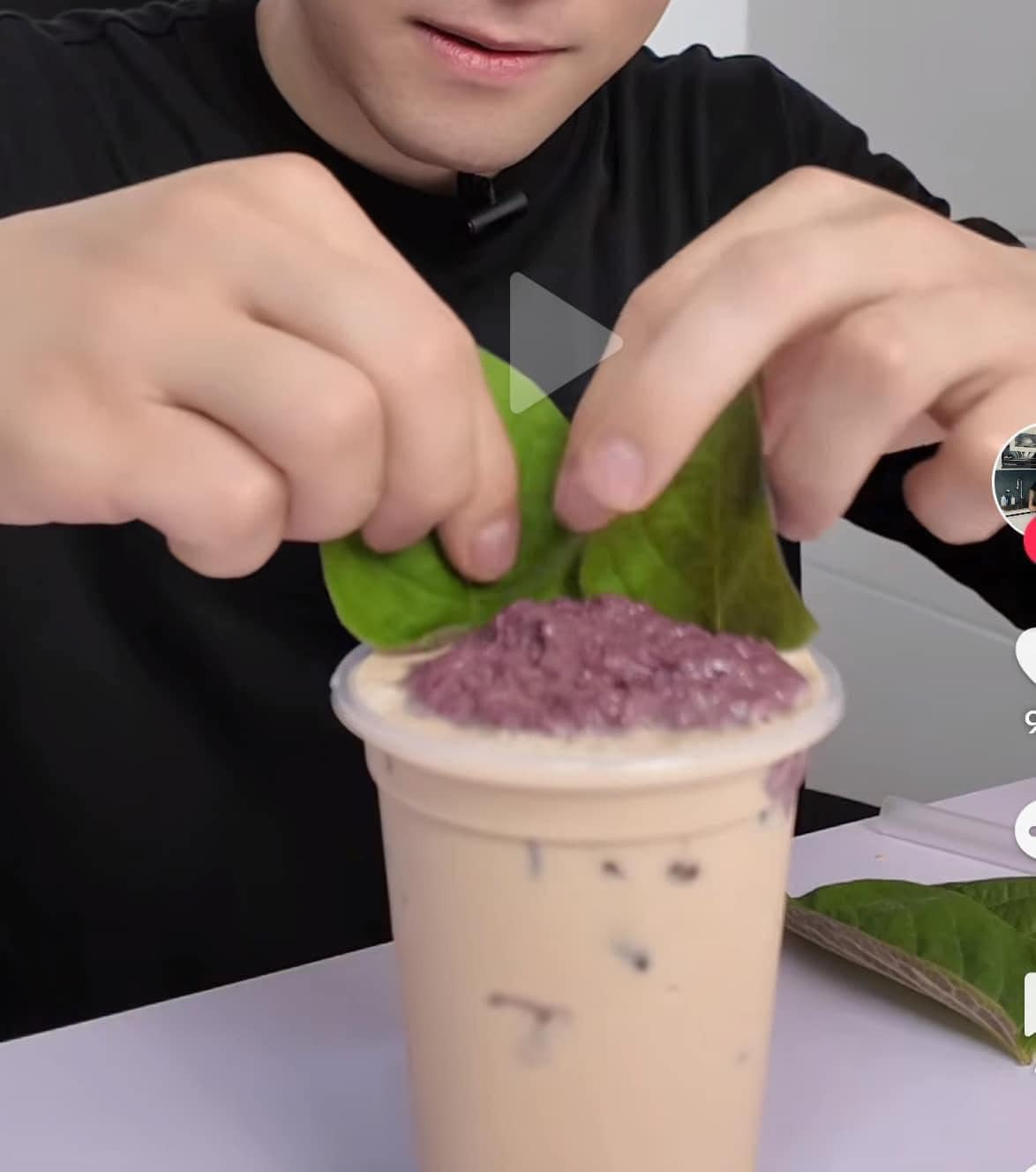 Một tài khoản Tiktok đăng tải cảnh bỏ mắm tôm vào trà sữa và review thử nhận được rất nhiều lượt tương tác.