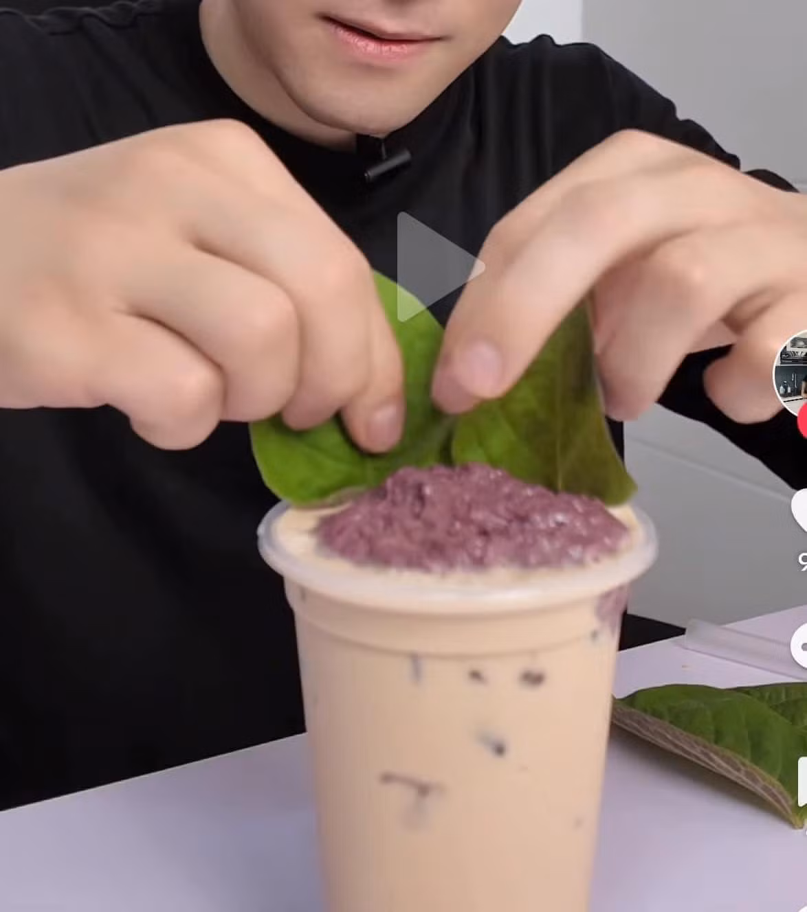 Một tài khoản Tiktok đăng tải cảnh bỏ mắm tôm vào trà sữa và review thử nhận được rất nhiều lượt tương tác.