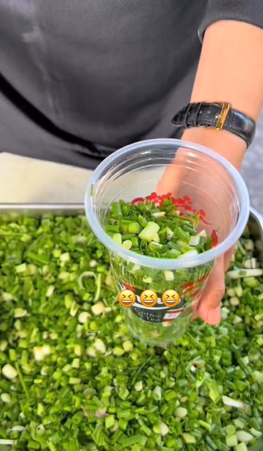 Thức uống do một tiệm cá nướng nghĩ ra. Theo đó, thực khách ghé quán ăn cá nướng trong 1 khoảng thời gian nhất định sẽ được mua trà sữa hành lá cỡ nhỏ (mini) với giá 6,6 NDT (khoảng 22.000 đồng) một ly. Trà sữa hành lá chỉ là món phụ để giới thiệu cá nướng hành lá - một trong những món nổi bật vào mùa hè ở Thành Đô.