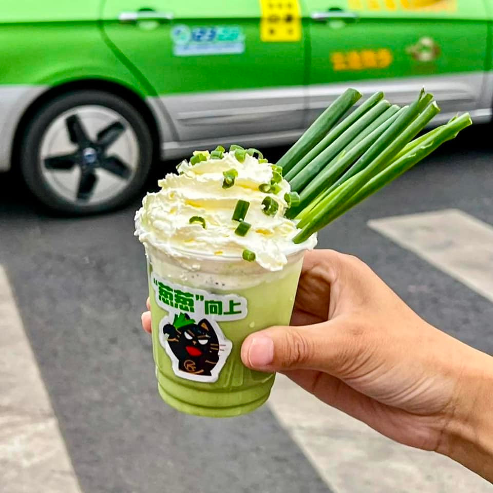 Trà sữa hành lá ở Thành Đô, tỉnh Tứ Xuyên từng khiến dân mê đồ ăn vặt Trung Quốc vừa e ngại, vừa tò mò hương vị của món nước. Sau khi giới thiệu không lâu, nó ngay lập tức trở thành chủ đề 'hot' trên các diễn đàn ẩm thực đất nước tỷ dân.