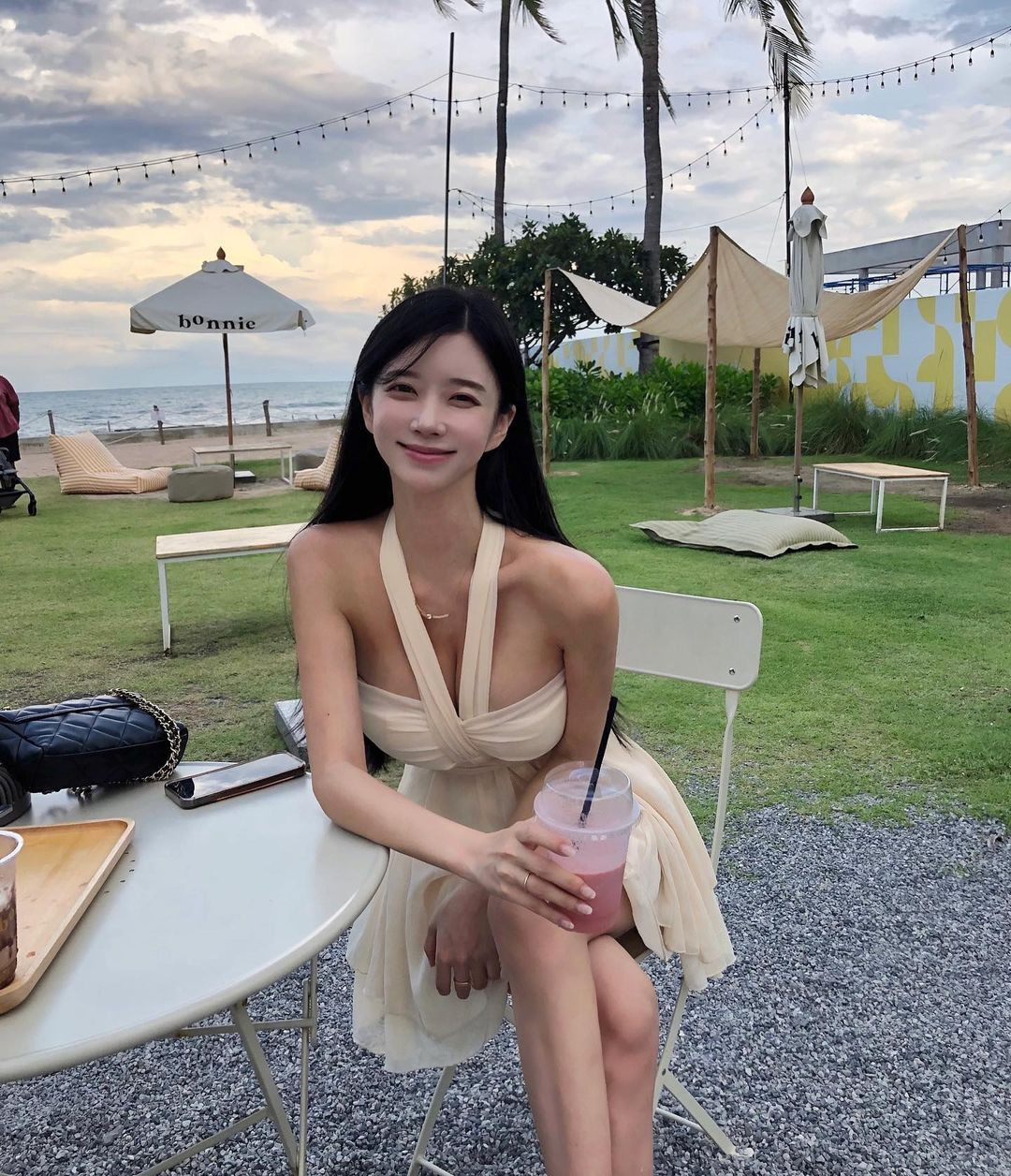 Trên trang cá nhân, cô nàng tiết lộ mình đã có bạn trai, thường xuyên đăng ảnh tình cảm với người yêu.