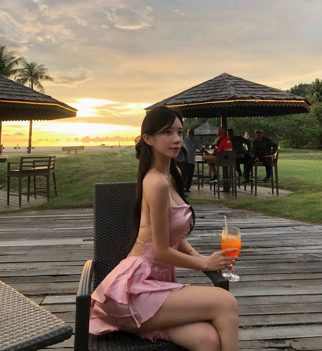 Cô nàng sở hữu thân hình cực chuẩn, vòng một, vòng ba nảy nở nhưng vòng hai lại nhỏ nhắn.